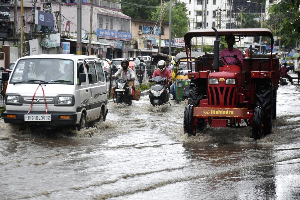 बंगाल की खाड़ी में बने निम्न दबाव का असर, झारखंड में भारी बारिश 